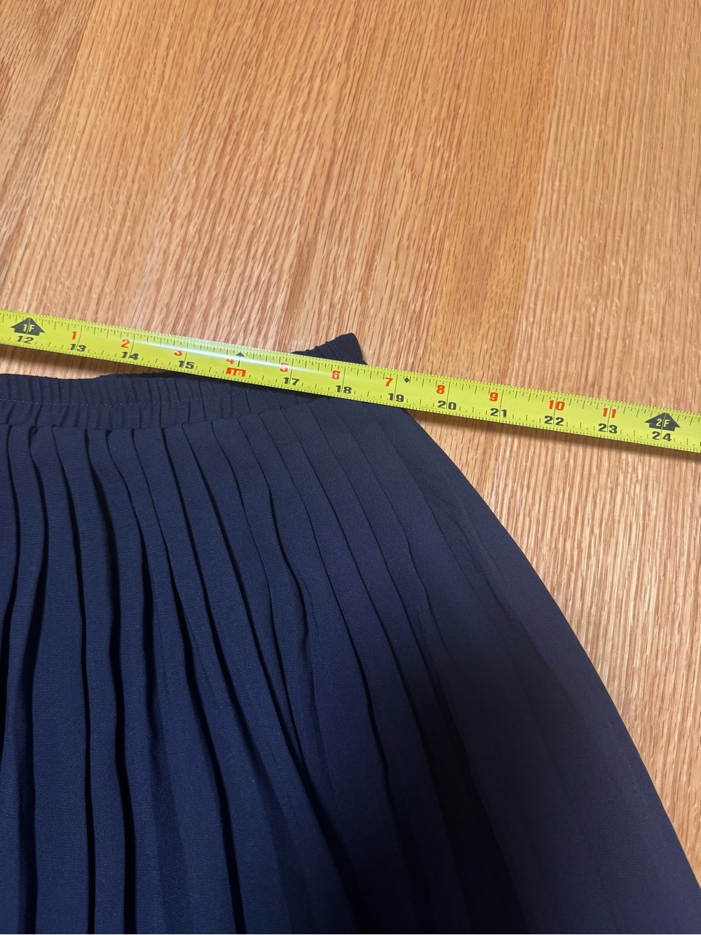 Pleated Midi Skirt in Black - Elegant Everyday Style - Picture 2 of 4